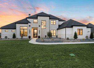 Stunning Waterfront Escape in Laguna Bay